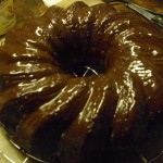 Mit Schokoglasur überzogener Schoko Nusskuchen