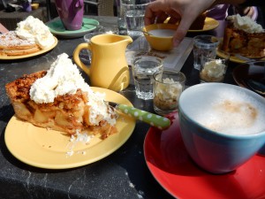 Apfelkuchen mit Schlagsahne - Oase in Winterswijk