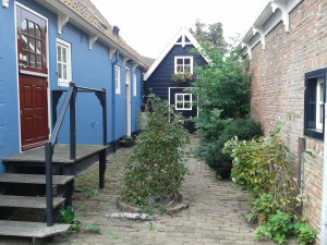 Blauer, allerliebster Hinterhof in Den Burg auf Texel