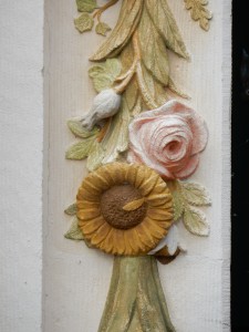 Ausschnitt der Schnitzarbeiten rund um die Tür in Den Burg auf Texel