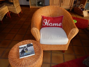 Rattansessel mit passendem Hocker- Schwedische Möbel