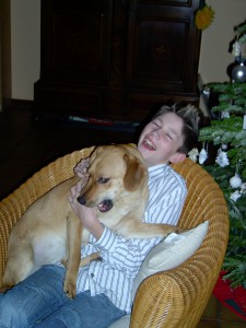 Elli und Timo toben im Korbsessel - Schwedische Möbel