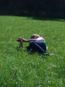 Liegende Fotografin Birgit in der Wiese - Wiesenspiel