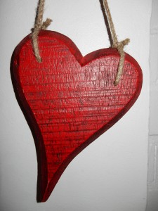 Rotes Herz aus Holz - Herzschmerz