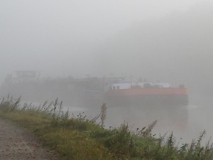 Aus dem Nebel auftauchendes Schiff - Nebel am Kanal