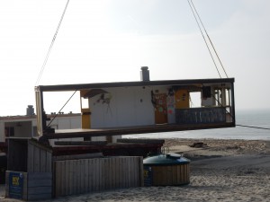Container am Kran hängend, Paal9 - Saisonende auf Texel