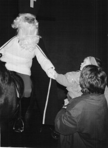 Unser Großer gibt dem Nikolaus die Hand - Der Nikolaus kommt