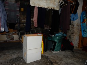 Spendenkartons unter der Wäscheleine, leichtes Gepäck