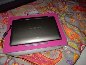 Pinkes Kniekissen, weißes Blatt