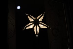 weißer Stern, erleuchtete Fenster