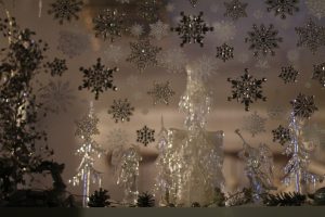 Silberne Deko, erleuctete Fenster