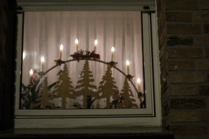 Lichterbogen Tannen, erleuchtete Fenster