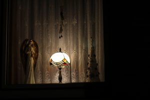 Engelfenster links, erleuchtete Fenster