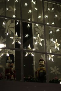 Silbersterne, erleuchtete Fenster