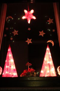 Rotes Fensterdeko, erleuchtete Fenster