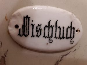 antikes Schild, bezaubernde Helfer