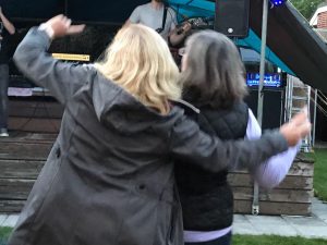 Tanzende Birgit und Elvi, Tanzen durch die Nacht