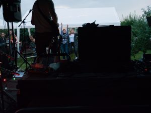 Birgit und Elvi vor Band, Tanzen durch die Nacht