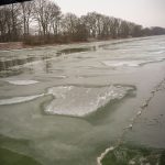 Eisschicht auf dem Kanal - eisige Kälte