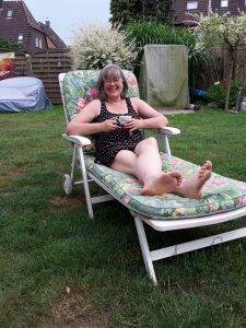 Birgit auf der Gartenliege - Es ist wie es ist