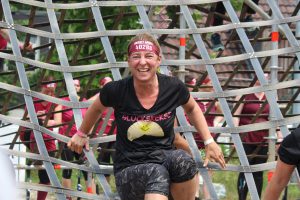 Hindernis erfolgreich überwunden - Meine Schwester, der Schlammengel