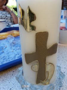 Selbstgestaltete Kerze der Tante - Der Bischof kommt