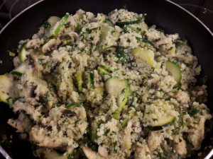 Gemüse Kräuter Couscous in der Pfanne - Vier Esslöffel Petersilie