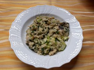 Gemüse-Kräuter-Couscous auf dem Teller - Vier Esslöffel Petersilie